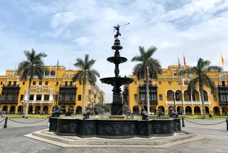 Differences between traditional City Tour and Free Walking Tour book the best one for you