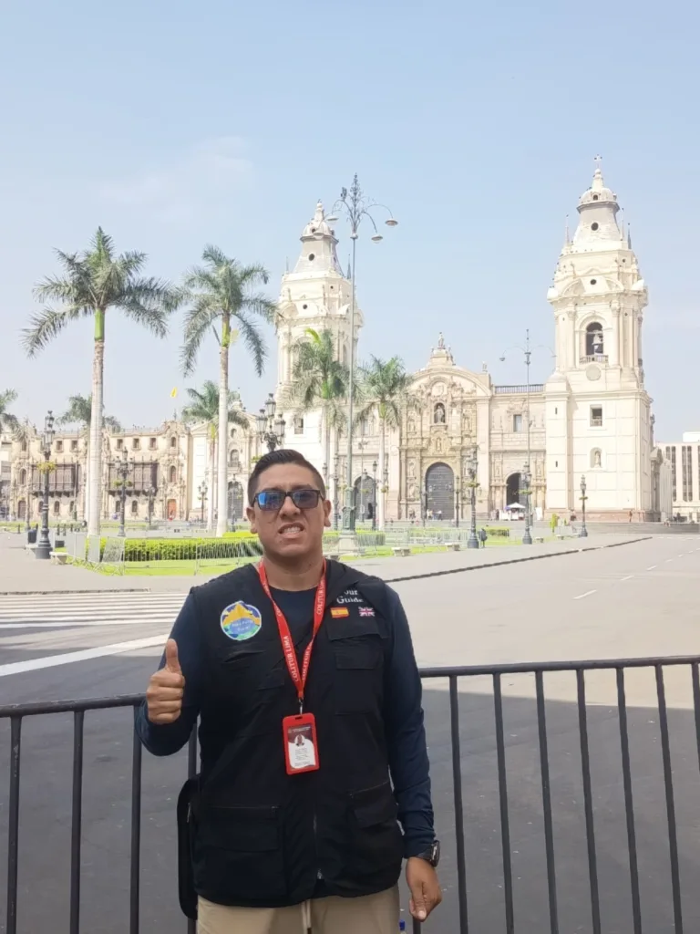 "Cristian MINCETUR official licensed tour guide in Lima historic center"